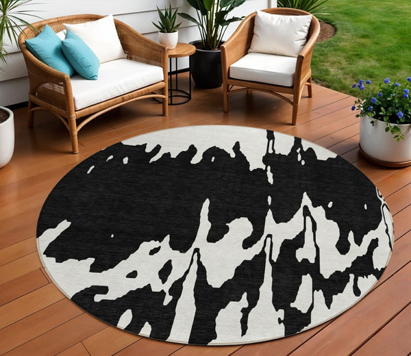 HomeRoots 5' Versatile Black and Ivory Abstract Indoor Outdoor Rug - Washable, Durable, Stylish for Any Space 8' Round 613616