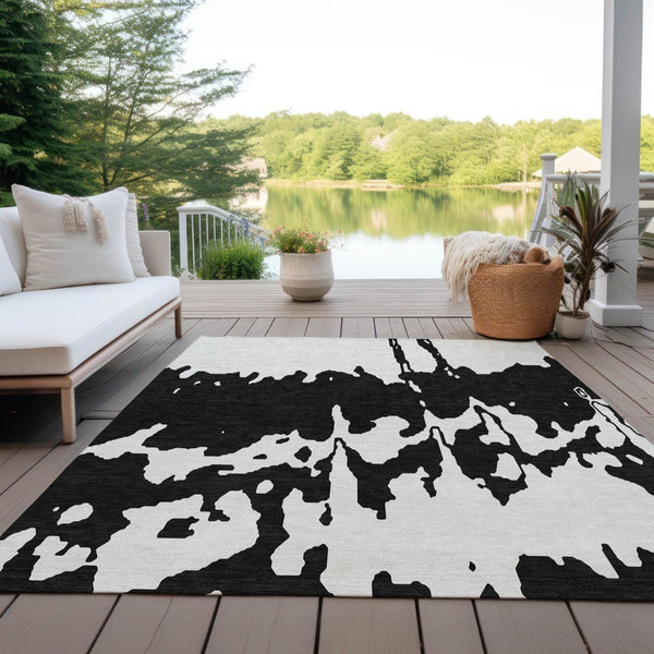 HomeRoots 5' Versatile Black and Ivory Abstract Indoor Outdoor Rug - Washable, Durable, Stylish for Any Space 8' X 10' 613617