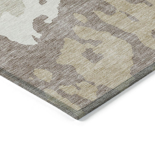 HomeRoots 5' Abstract Ivory and Beige Area Rug - Stylish, Washable, Stain-Resistant for Indoor and Outdoor Use 5' X 8' 613633