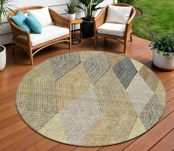HomeRoots 5' Washable Indoor Outdoor Area Rug in Classic Brown Gold Taupe Argyle - Durable & Easy Care 8' Round 613707