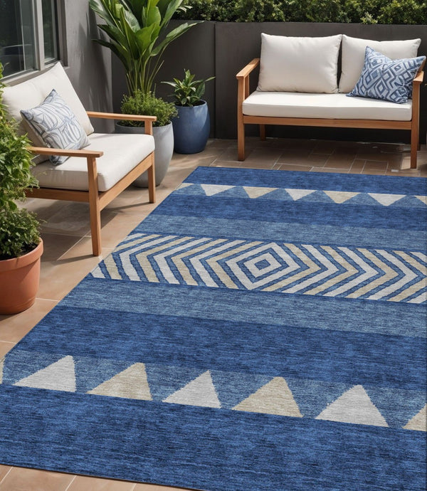 HomeRoots 5' Southwestern-Inspired Indoor/Outdoor Area Rug in Navy Blue, Ivory & Beige – Machine Washable! 5' X 8' 613928