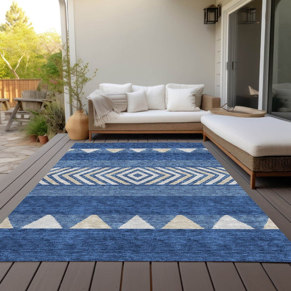 HomeRoots 5' Southwestern-Inspired Indoor/Outdoor Area Rug in Navy Blue, Ivory & Beige – Machine Washable! 5' X 8' 613928