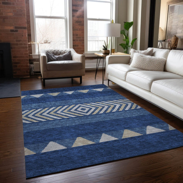 HomeRoots 5' Southwestern-Inspired Indoor/Outdoor Area Rug in Navy Blue, Ivory & Beige – Machine Washable! 5' X 8' 613928