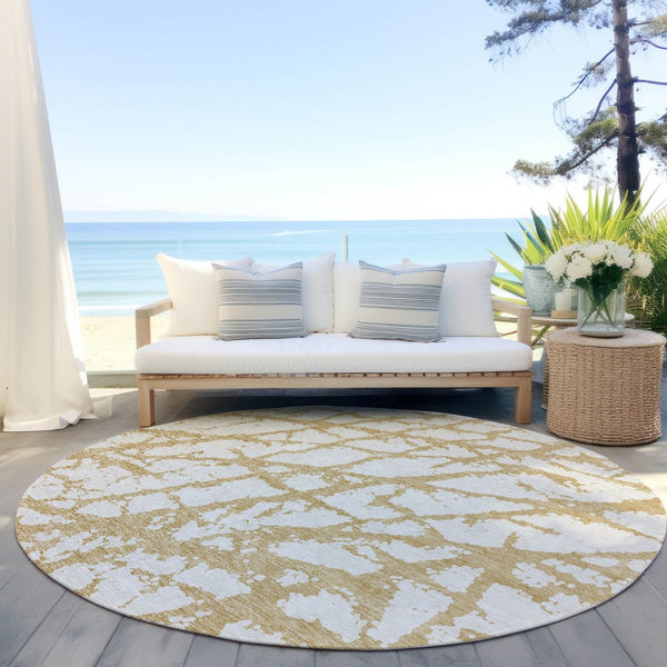 HomeRoots 5' Gold and Ivory Abstract Washable Area Rug - Durable, Stylish Design for Indoor and Outdoor Spaces 8' Round 614349