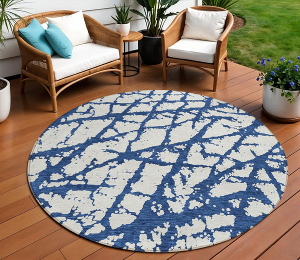 HomeRoots 5' Modern Navy Blue and Ivory Abstract Washable Area Rug for Indoor and Outdoor High-Traffic Spaces 8' Round 614373