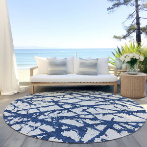 HomeRoots 5' Modern Navy Blue and Ivory Abstract Washable Area Rug for Indoor and Outdoor High-Traffic Spaces 8' Round 614373