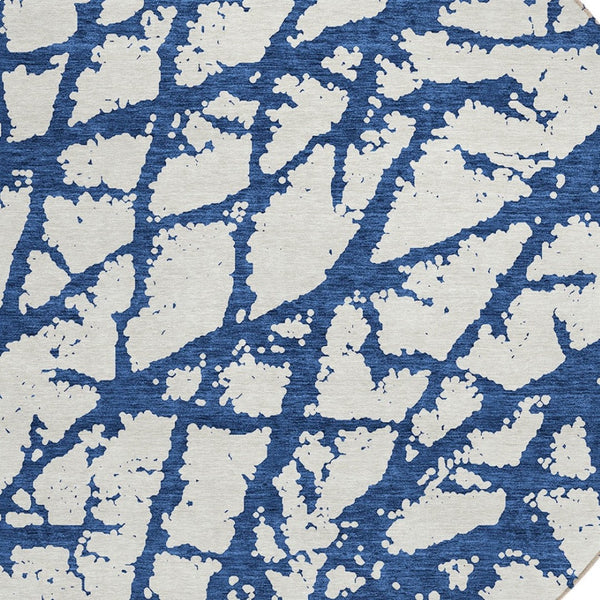 HomeRoots 5' Modern Navy Blue and Ivory Abstract Washable Area Rug for Indoor and Outdoor High-Traffic Spaces 8' Round 614373
