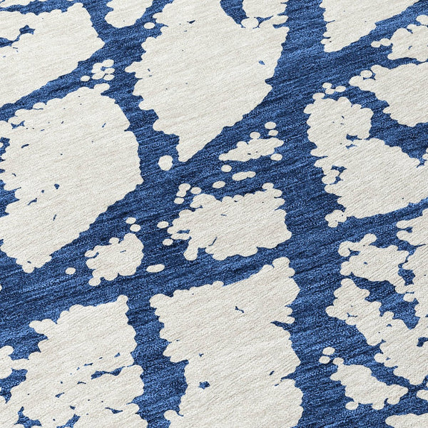 HomeRoots 5' Modern Navy Blue and Ivory Abstract Washable Area Rug for Indoor and Outdoor High-Traffic Spaces 8' Round 614373