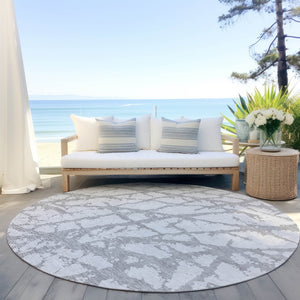 HomeRoots 5' Silver and Gray Abstract Area Rug - Stylish, Washable, Indoor/Outdoor, Stain-Resistant Design 8' Round 614385