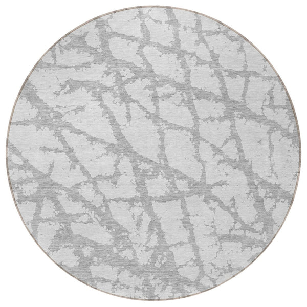 HomeRoots 5' Silver and Gray Abstract Area Rug - Stylish, Washable, Indoor/Outdoor, Stain-Resistant Design 8' Round 614385