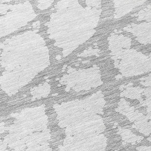 HomeRoots 5' Silver and Gray Abstract Area Rug - Stylish, Washable, Indoor/Outdoor, Stain-Resistant Design 8' Round 614385