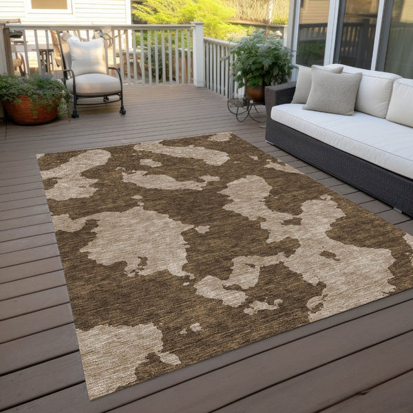 HomeRoots 5' Versatile Brown and Beige Abstract Indoor Outdoor Area Rug - Durable, Washable, Modern Style 5' X 8' 614516