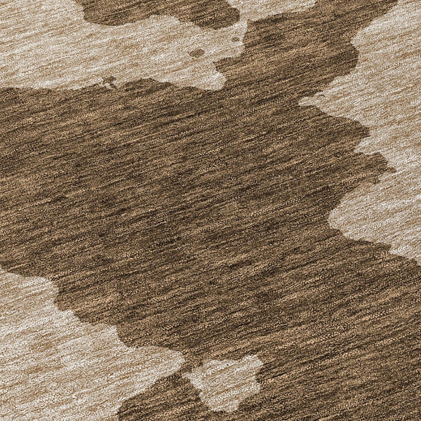 HomeRoots 5' Versatile Brown and Beige Abstract Indoor Outdoor Area Rug - Durable, Washable, Modern Style 8' Round 614517