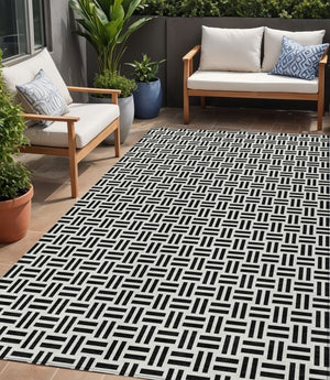 HomeRoots 5' Stylish Black and Ivory Geometric Area Rug - Durable, Washable, Perfect for Indoor & Outdoor Spaces 5' X 8' 614720