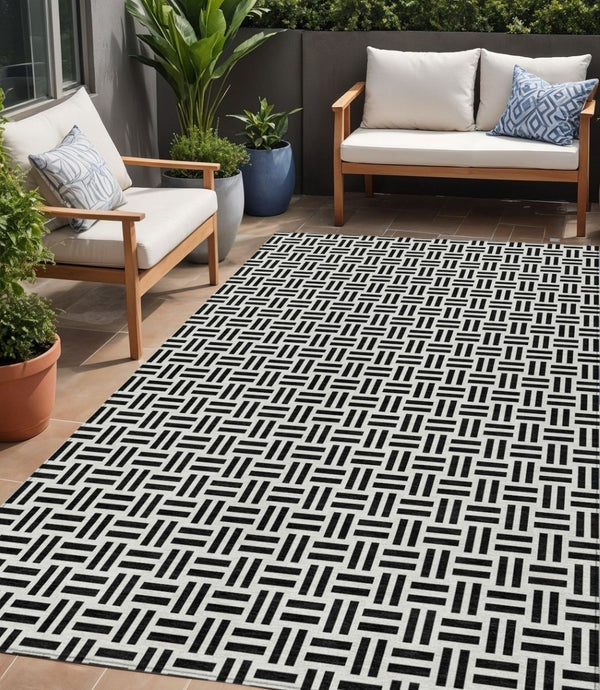 HomeRoots 5' Stylish Black and Ivory Geometric Area Rug - Durable, Washable, Perfect for Indoor & Outdoor Spaces 5' X 8' 614720