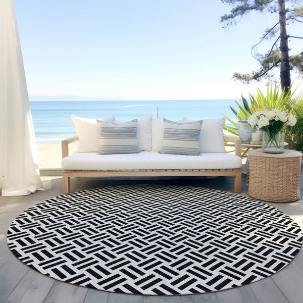 HomeRoots 5' Stylish Black and Ivory Geometric Area Rug - Durable, Washable, Perfect for Indoor & Outdoor Spaces 8' Round 614721