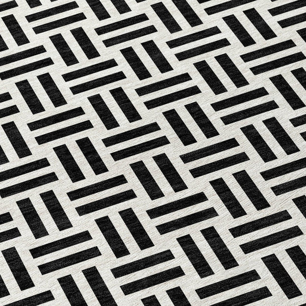 HomeRoots 5' Stylish Black and Ivory Geometric Area Rug - Durable, Washable, Perfect for Indoor & Outdoor Spaces 8' Round 614721