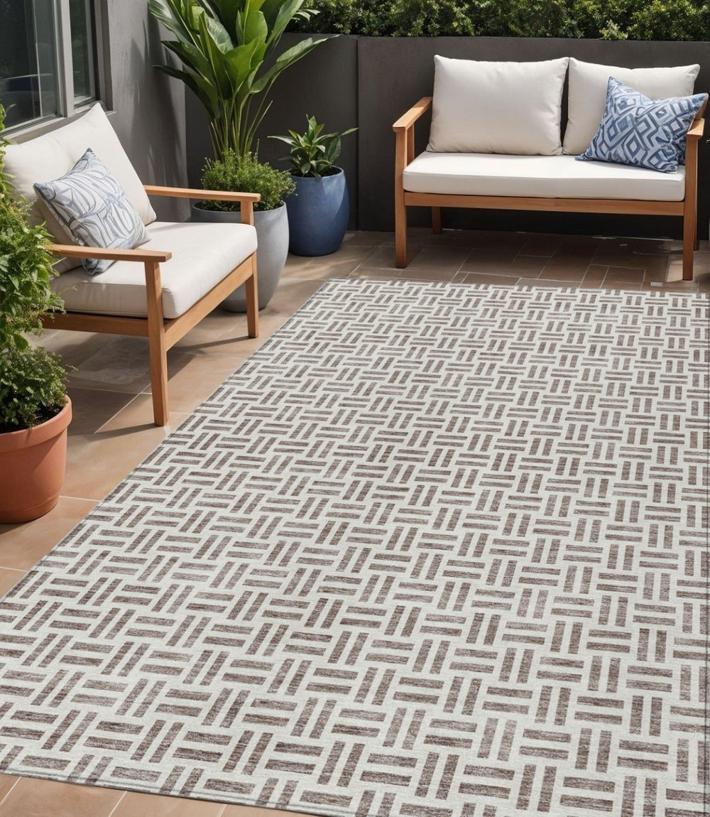 HomeRoots 5' Taupe and Ivory Geometric Area Rug - Stylish, Washable, Indoor/Outdoor Comfort for Any Space 5' X 8' 614786