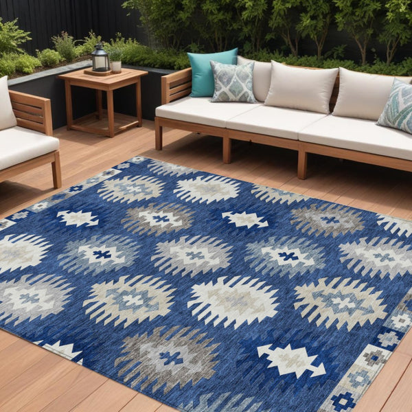 HomeRoots 5' Stylish Southwestern Indoor-Outdoor Area Rug in Navy Blue, Ivory & Gray – Durable & Washable! 8' X 10' 615161