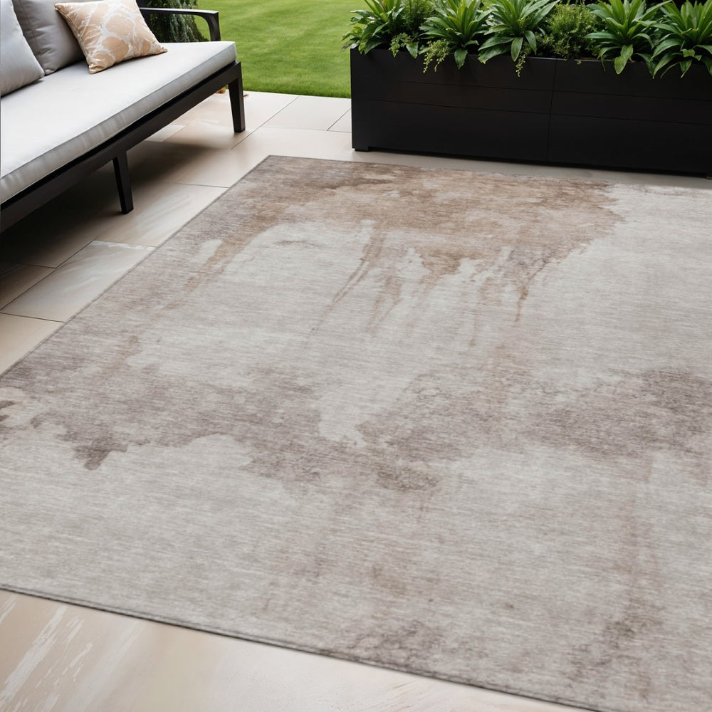 HomeRoots 5' Taupe and Ivory Abstract Area Rug - Washable, Durable Design for Indoor and Outdoor Spaces 621129
