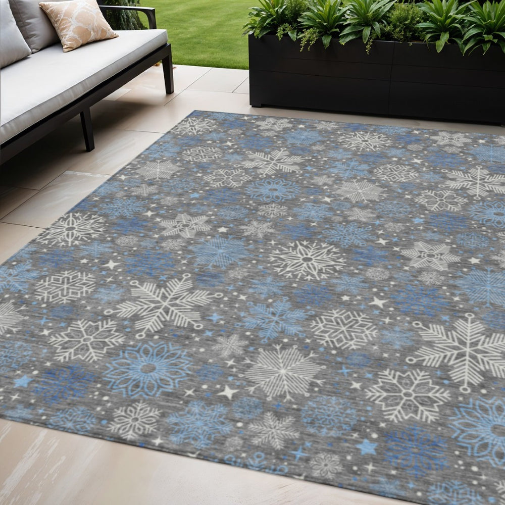 HomeRoots 5' Snowflake Washable Area Rug in Gray, Blue & Ivory - Indoor/Outdoor Durable & Stylish Design 621623