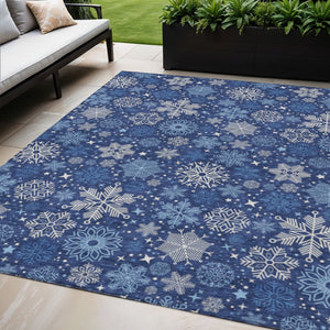 HomeRoots 5' Stylish Navy Blue Snowflake Area Rug - Washable Indoor/Outdoor Mat for High-Traffic Spaces 621635