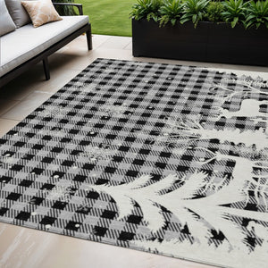 HomeRoots 5' Stylish Gray, Black & Ivory Plaid Washable Area Rug – Perfect for Indoor & Outdoor Spaces! 621671