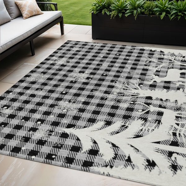HomeRoots 5' Stylish Gray, Black & Ivory Plaid Washable Area Rug – Perfect for Indoor & Outdoor Spaces! 621671