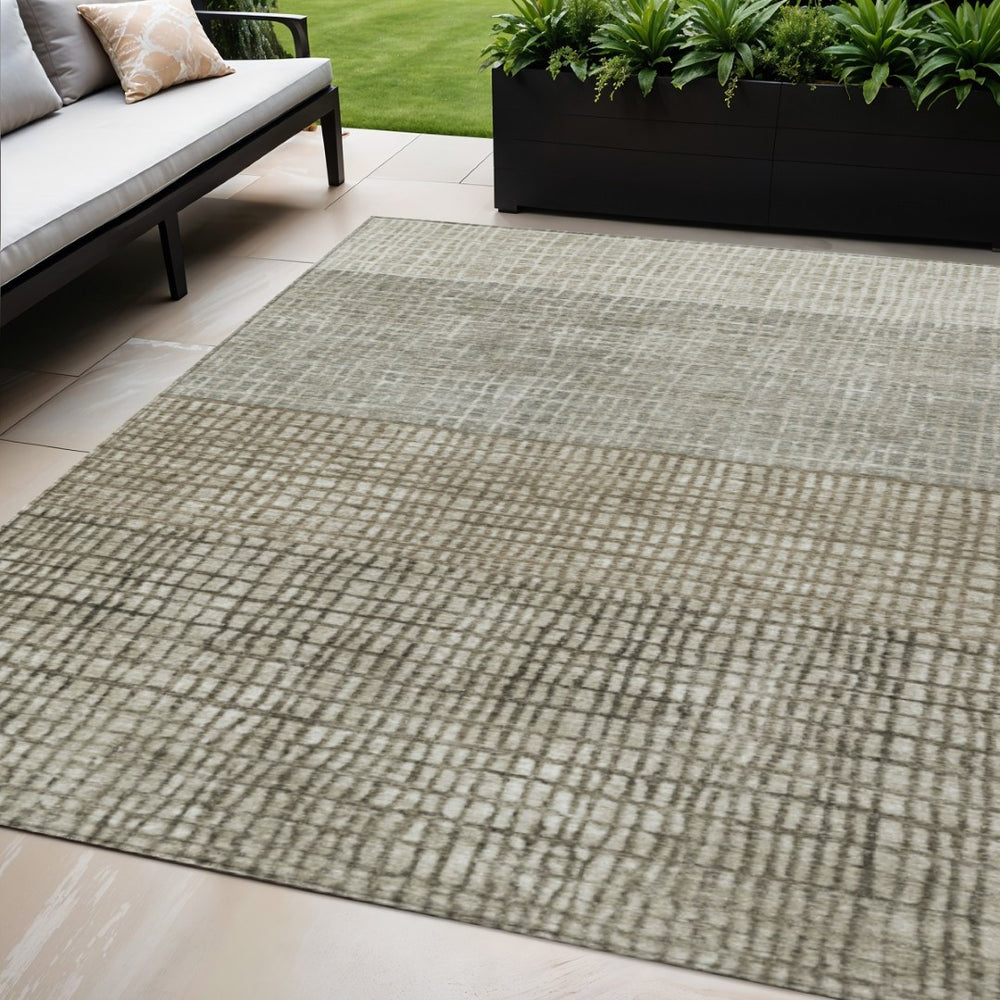 HomeRoots 5' Taupe and Ivory Geometric Area Rug - Washable Versatile Indoor/Outdoor Rug for High-Traffic Areas 622055