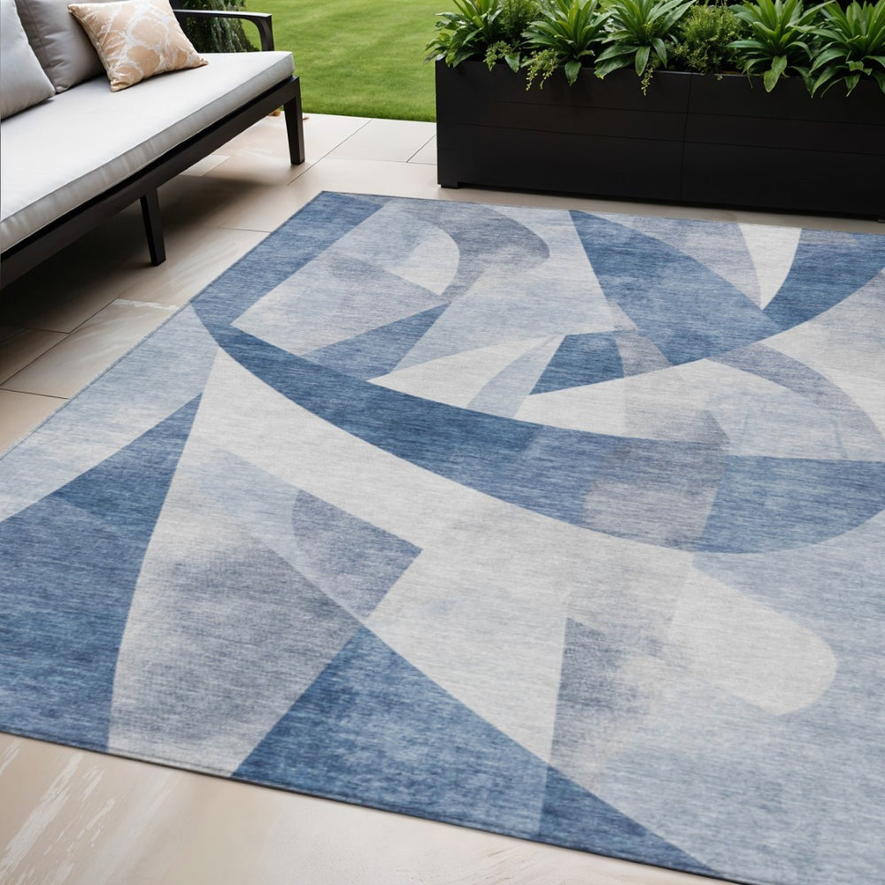 HomeRoots 5' Denim Blue & Ivory Abstract Area Rug – Washable, Versatile Indoor/Outdoor Design for Modern Spaces 622241
