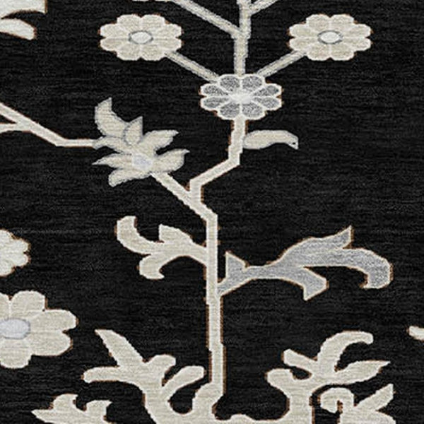 HomeRoots 5' Elegant Black Ivory Gray Floral Washable Area Rug for Indoor and Outdoor High-Traffic Spaces 8' Round 622930