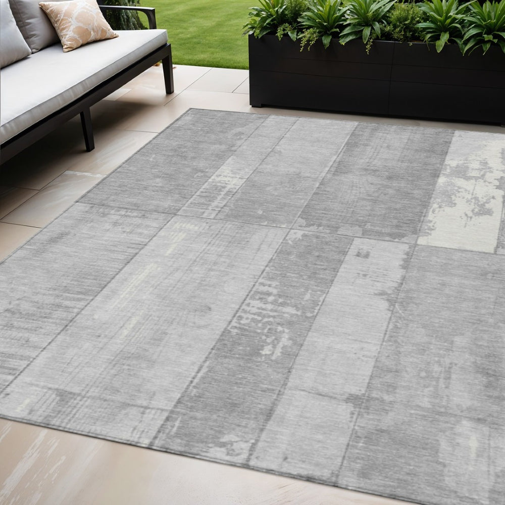 HomeRoots 5' Gray and Silver Geometric Area Rug - Stylish, Washable, Stain-Resistant for Indoor & Outdoor Use 623654