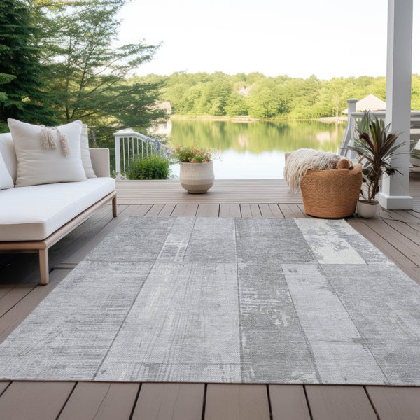 HomeRoots 5' Gray and Silver Geometric Area Rug - Stylish, Washable, Stain-Resistant for Indoor & Outdoor Use 623654
