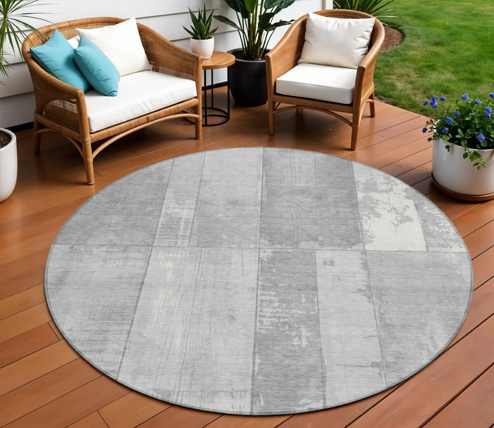 HomeRoots 8' Gray and Silver Round Geometric Rug – Washable, Durable Indoor/Outdoor Area Rug for Modern Spaces 623655