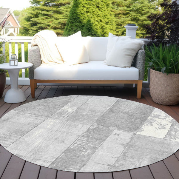 HomeRoots 8' Gray and Silver Round Geometric Rug – Washable, Durable Indoor/Outdoor Area Rug for Modern Spaces 623655