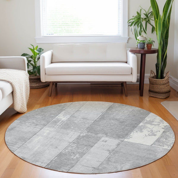 HomeRoots 8' Gray and Silver Round Geometric Rug – Washable, Durable Indoor/Outdoor Area Rug for Modern Spaces 623655