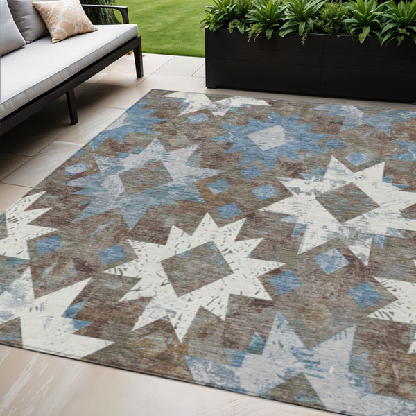 HomeRoots 5' Aztec Area Rug - Durable, Washable, Indoor/Outdoor, Brown & Denim Blue Design for All Spaces! 623744