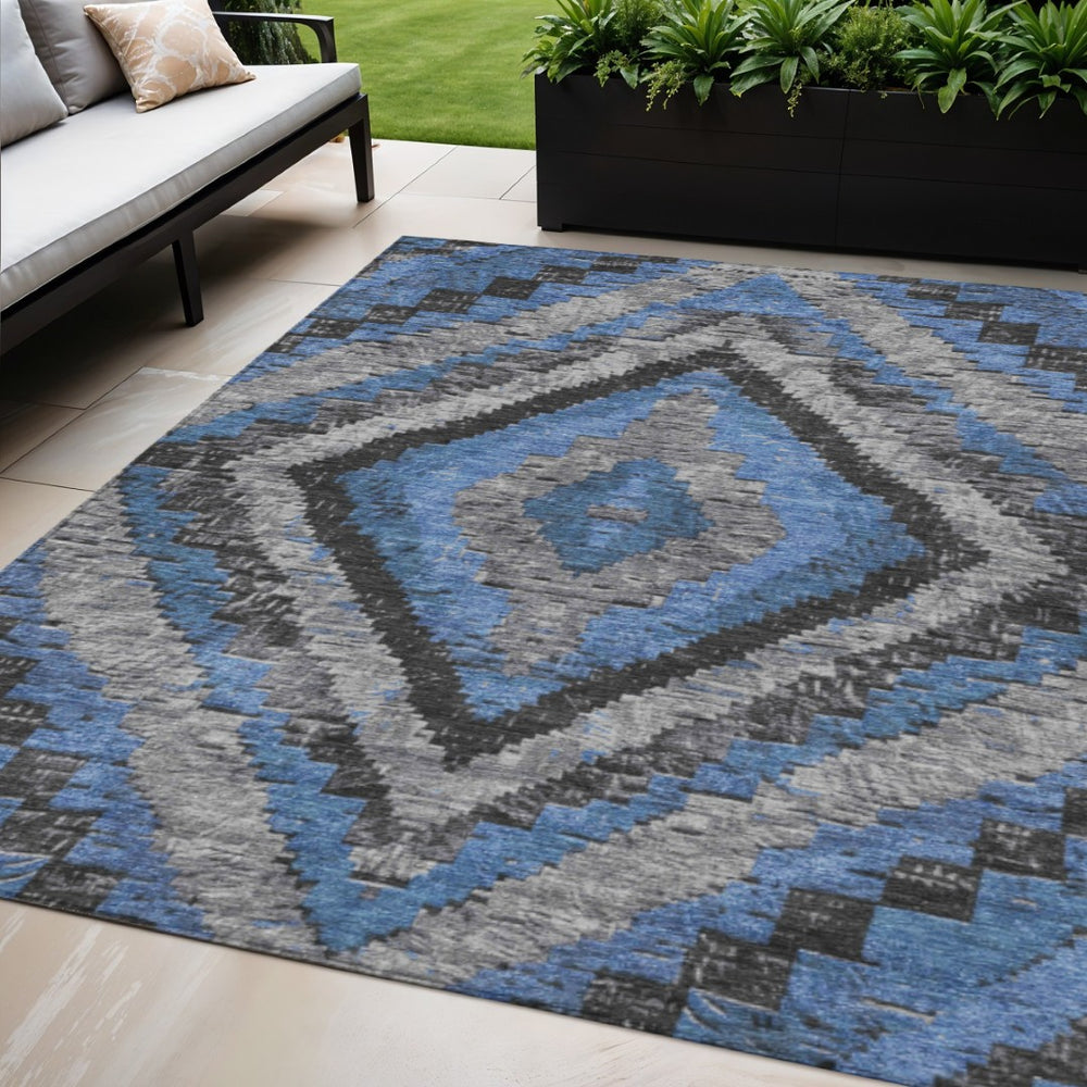 HomeRoots 5' Blue and Gray Aztec Washable Area Rug – Durable Indoor/Outdoor Design for Modern Spaces & Easy Care 624744