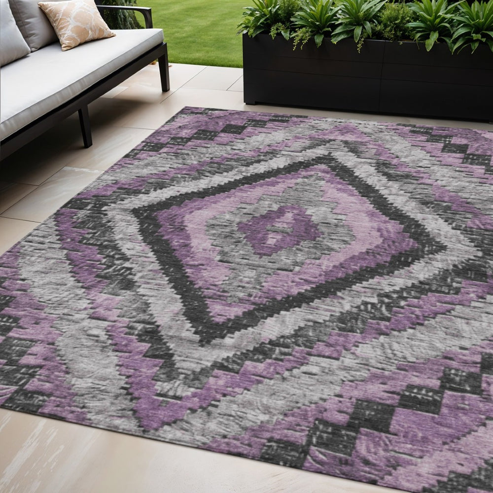 HomeRoots 5' Stylish Lavender & Gray Aztec Washable Area Rug - Durable Indoor/Outdoor Décor for High-Traffic Spaces 624762
