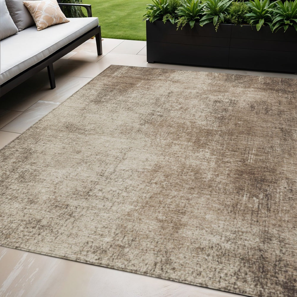 HomeRoots 5' Taupe and Brown Abstract Washable Area Rug – Stylish Indoor/Outdoor Design for High-Traffic Spaces 625320