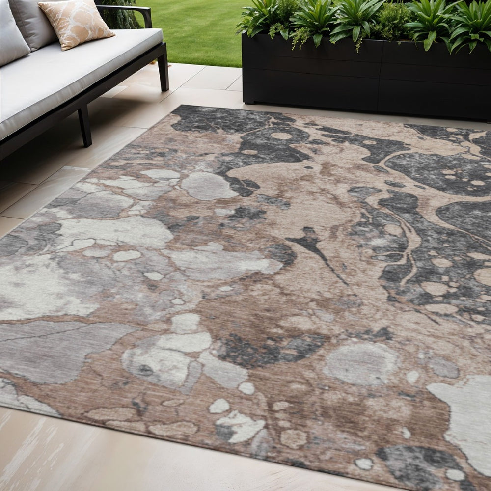 HomeRoots 5' Stylish Brown & Charcoal Abstract Washable Area Rug for Indoor/Outdoor Durability & Elegance 625488