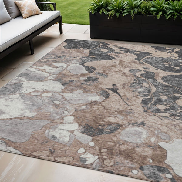 HomeRoots 5' Stylish Brown & Charcoal Abstract Washable Area Rug for Indoor/Outdoor Durability & Elegance 625488