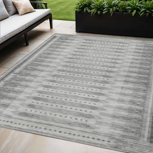 HomeRoots 5' Gray and Silver Geometric Area Rug - Washable, Indoor/Outdoor, Durable Design for Modern Spaces 625817