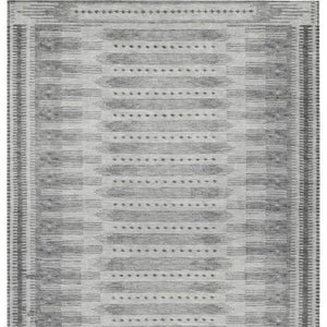 HomeRoots 5' Gray and Silver Geometric Area Rug - Washable, Indoor/Outdoor, Durable Design for Modern Spaces 625817