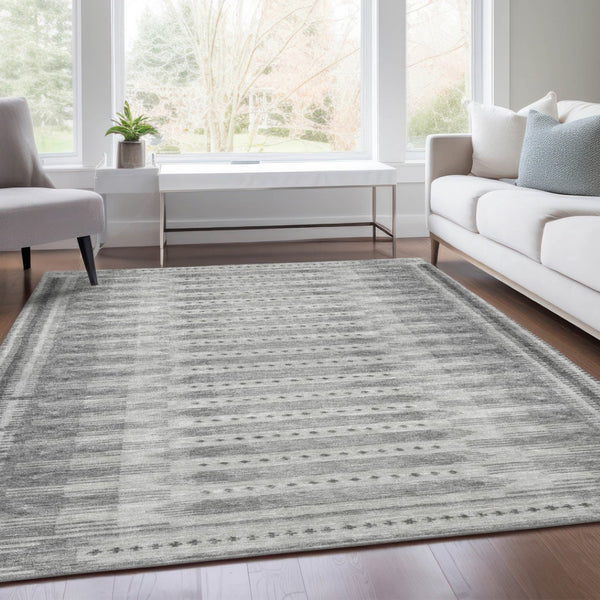 HomeRoots 5' Gray and Silver Geometric Area Rug - Washable, Indoor/Outdoor, Durable Design for Modern Spaces 625817