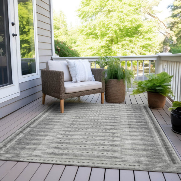 HomeRoots 5' Gray and Silver Geometric Area Rug - Washable, Indoor/Outdoor, Durable Design for Modern Spaces 625817