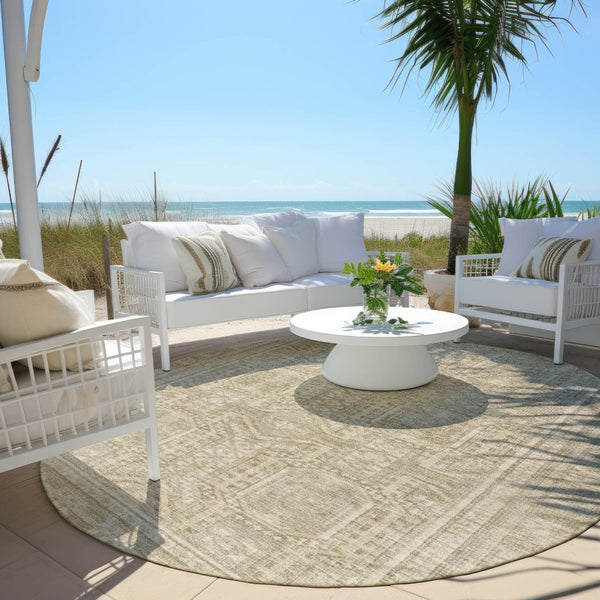 HomeRoots 8' Beige and Ivory Round Geometric Area Rug - Washable, Durable, Perfect for Indoor & Outdoor Spaces 625896