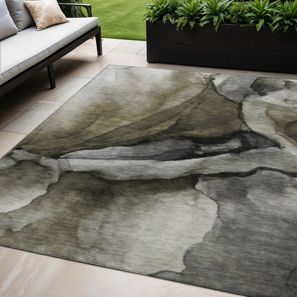 HomeRoots 5' Gray and Silver Abstract Indoor Outdoor Area Rug - Stylish, Washable, Durable for Modern Spaces 5' X 8' 626471