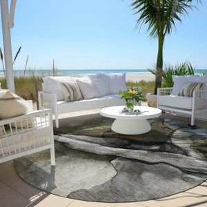 HomeRoots 5' Gray and Silver Abstract Indoor Outdoor Area Rug - Stylish, Washable, Durable for Modern Spaces 8' Round 626472