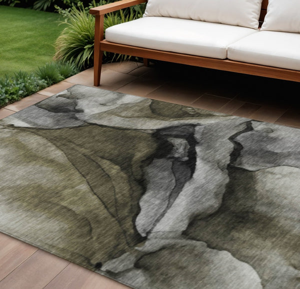 HomeRoots 5' Gray and Silver Abstract Indoor Outdoor Area Rug - Stylish, Washable, Durable for Modern Spaces 8' X 10' 626473